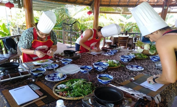 rustic dishes using fresh green vegetables from Trà Quế.