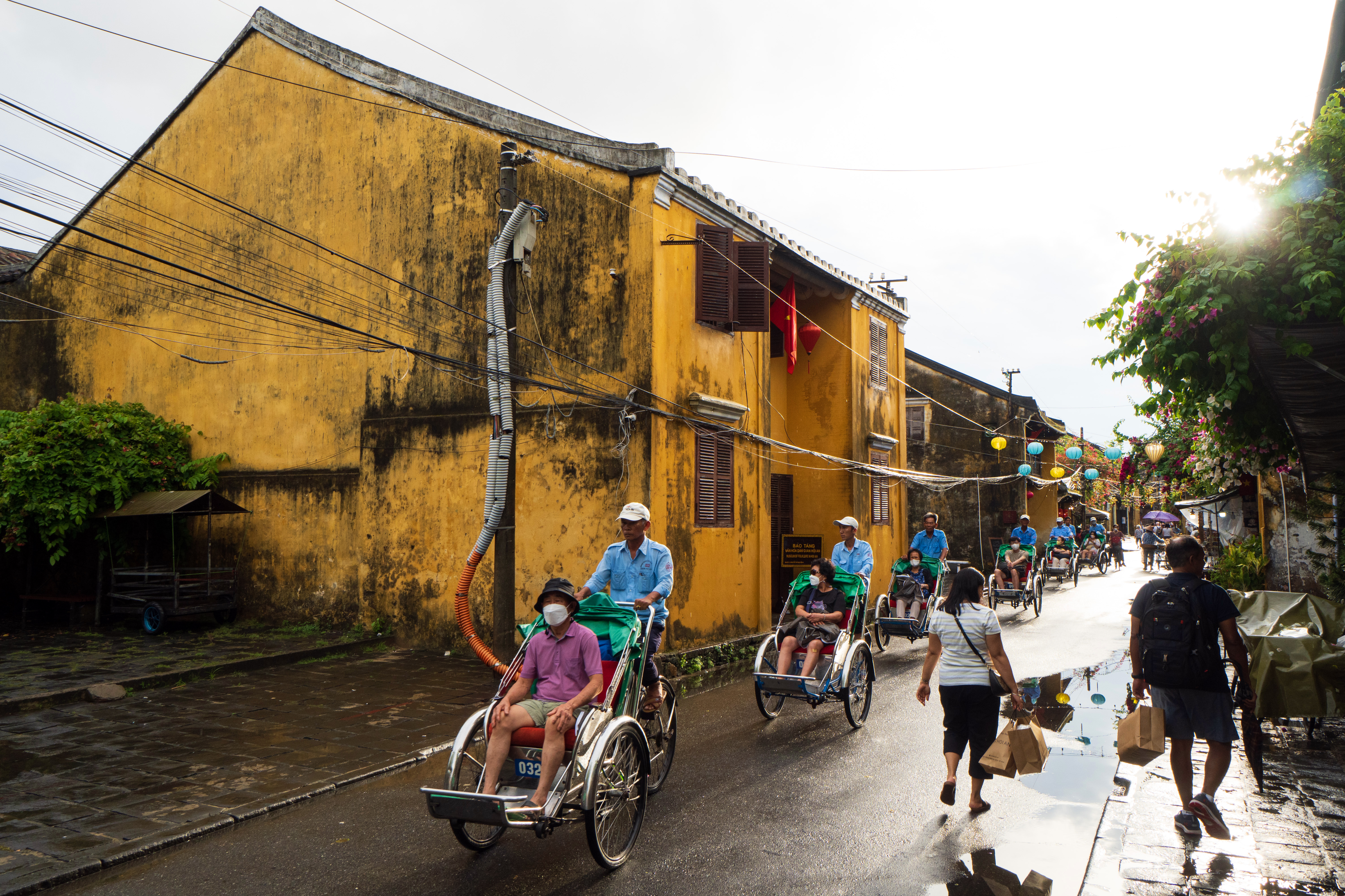 Exploring the Ancient town of Hoi An by cyclo