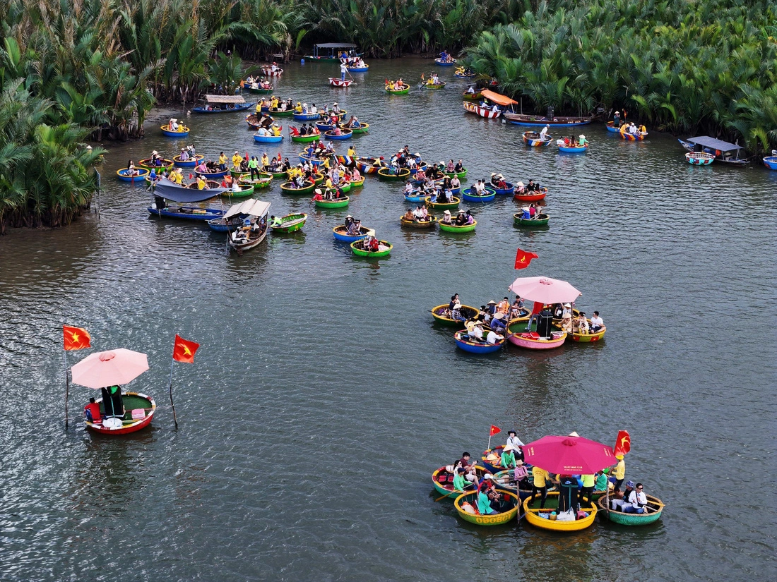 Busy basket boats carrying tourists to visit the coconut forest