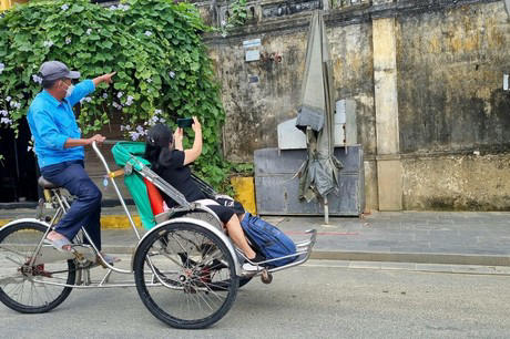 Cyclo driver likes local guide