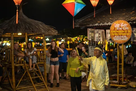 How to play Bai Choi Hoi An, traditional folk game for foreigners_image