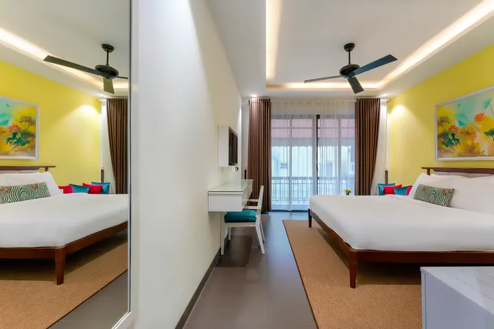 7. Deluxe king room with pool view images